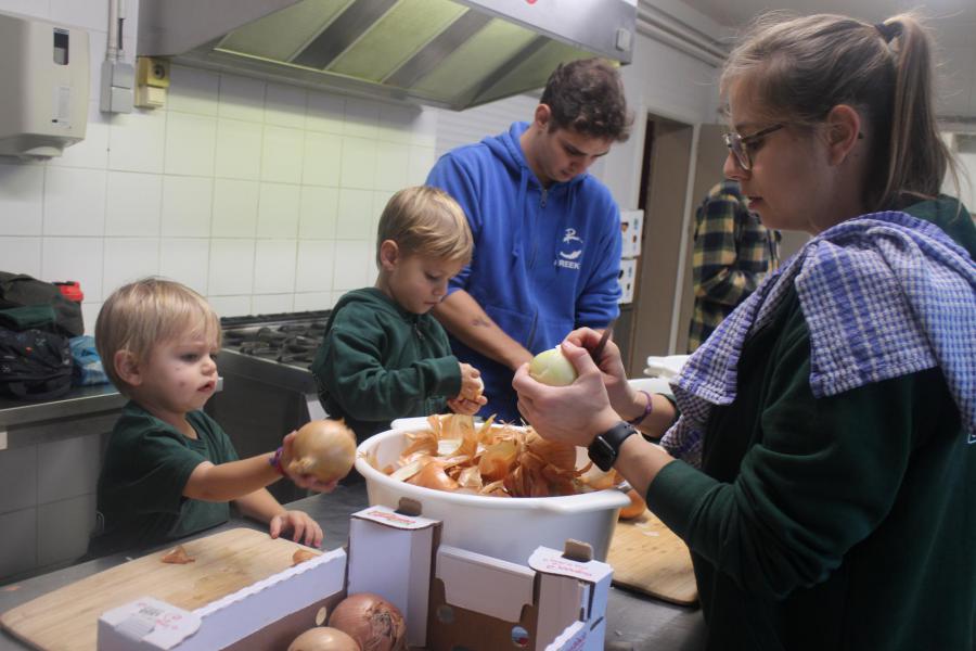 In de keuken is er werk voor iedereen © RvH