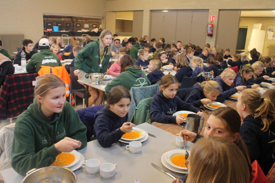 Samen aan tafel .... plezant is dat! © RvH