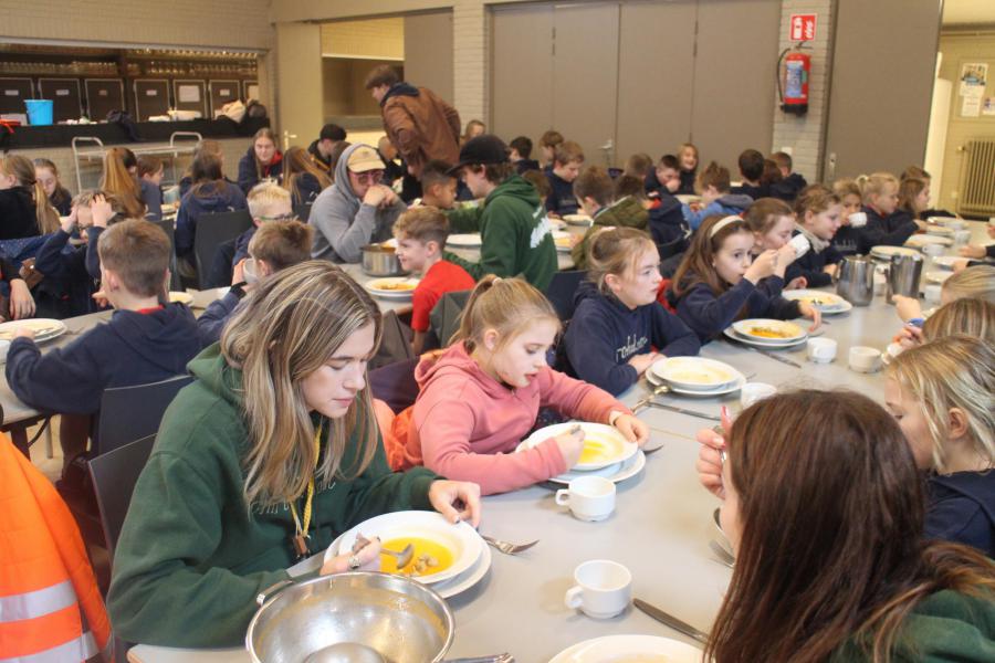 Samen aan tafel .... plezant is dat! © RvH