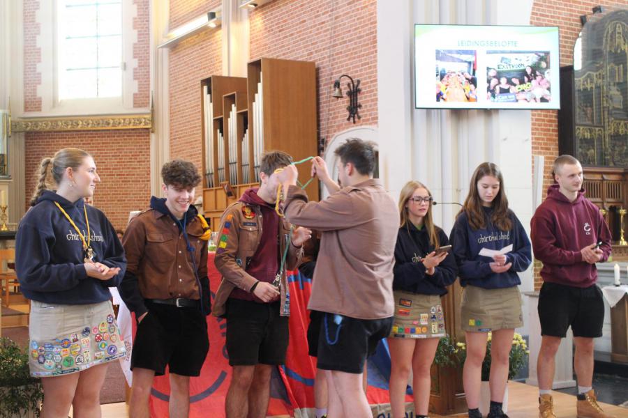 De  nieuwe leiding krijgt  de leidingskoord © RvH