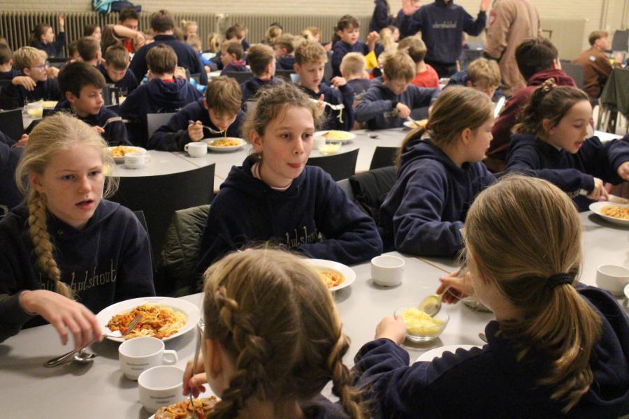 Samen aan tafel voor spagetti © RvH