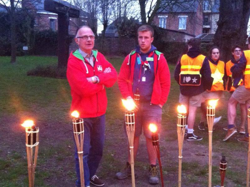 KLJ proost E.H. Verschelden kwam de jeugd uitzwaaien. 