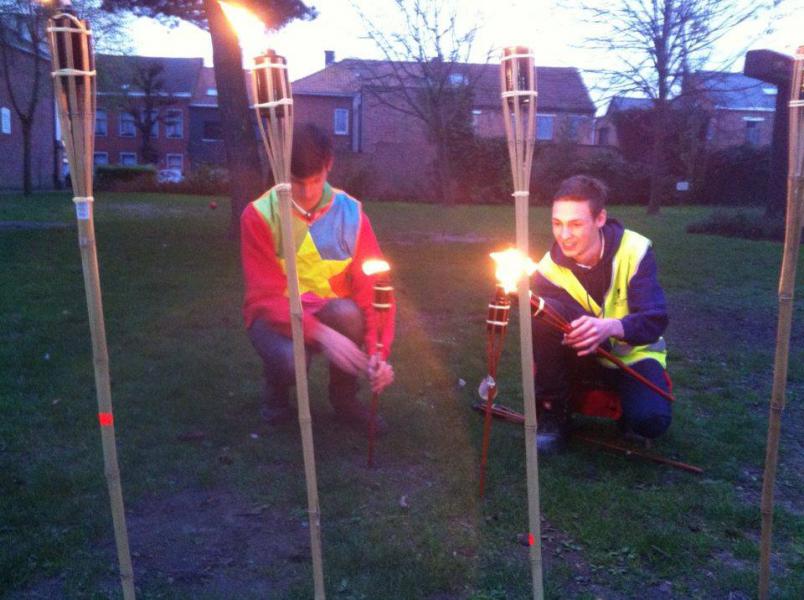 KLJ steekt fakkels aan. 