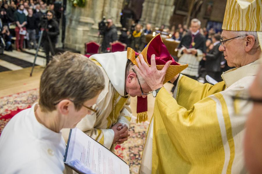 Bisschop Lode ontvangt zijn bisschopsmijter © Bisdom Gent, foto: Frank Bahnmüller