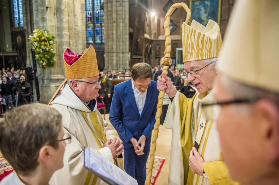 Bisschop Lode ontvangt zijn bisschopsstaf © Bisdom Gent, foto: Frank Bahnmüller