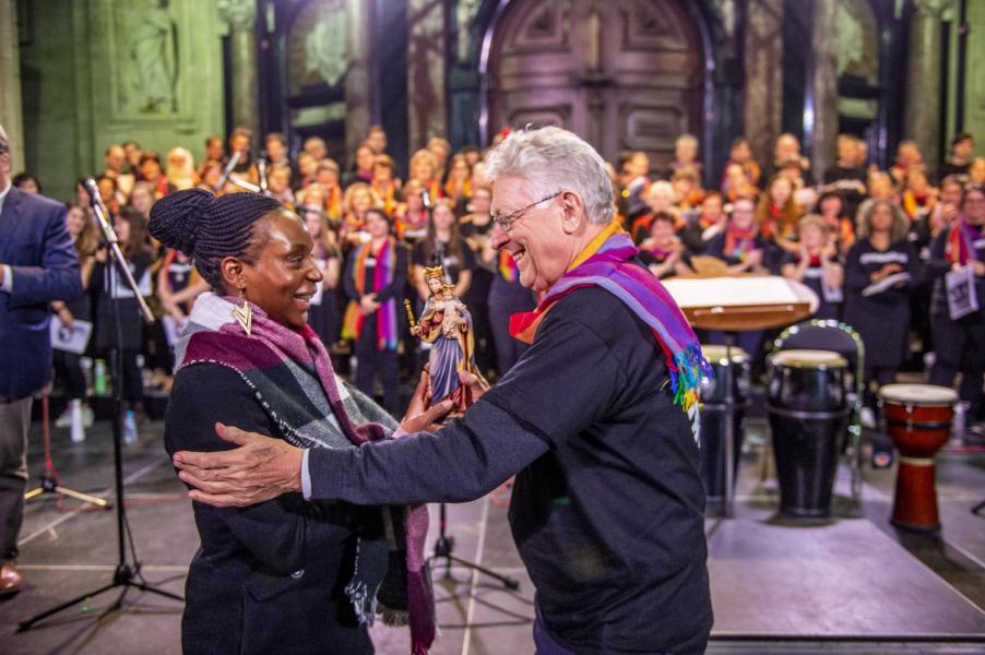 Overhandiging Maria, Hulp der Christenen © Bisdom Gent, foto: Frank Bahnmüller