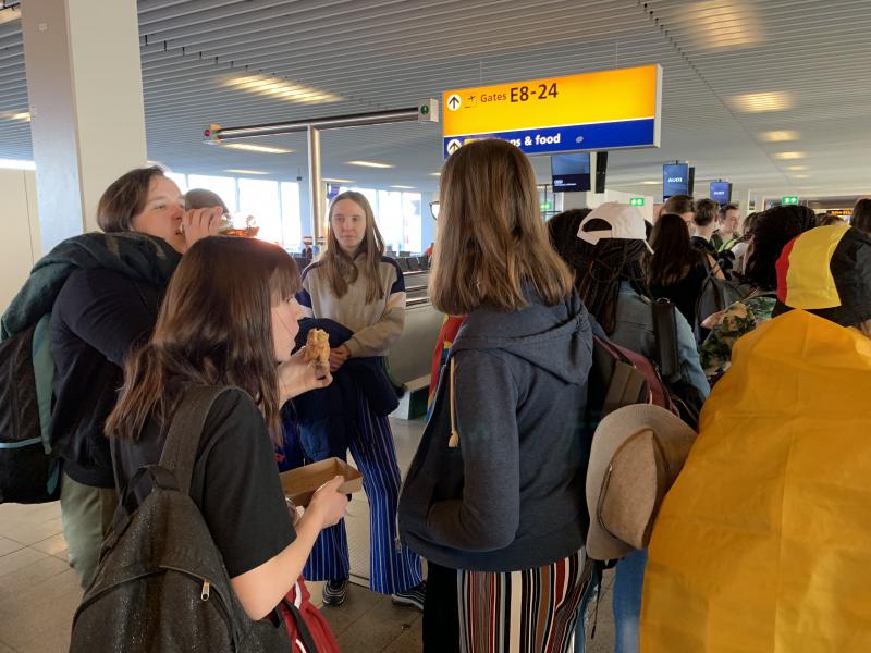 Verzamelen aan de gate en nog snel wat krachten opdoen voor de lange vliegreis. © Koen Vlaeminck