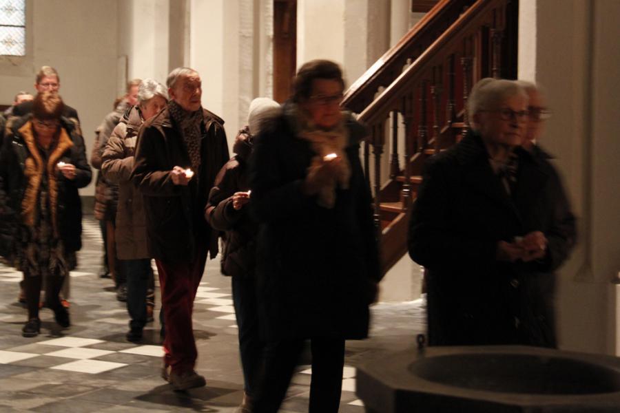 Kaarsjesprocessie in Sint-Willibrordus Wulpen © R.M.