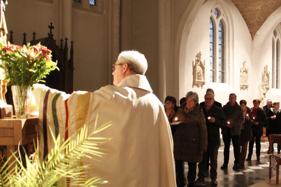 Kaarsjesprocessie in Sint-Willibrordus Wulpen © R.M.