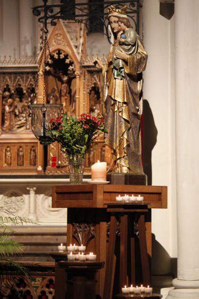 Kaarsjesprocessie in Sint-Willibrordus Wulpen © R.M.