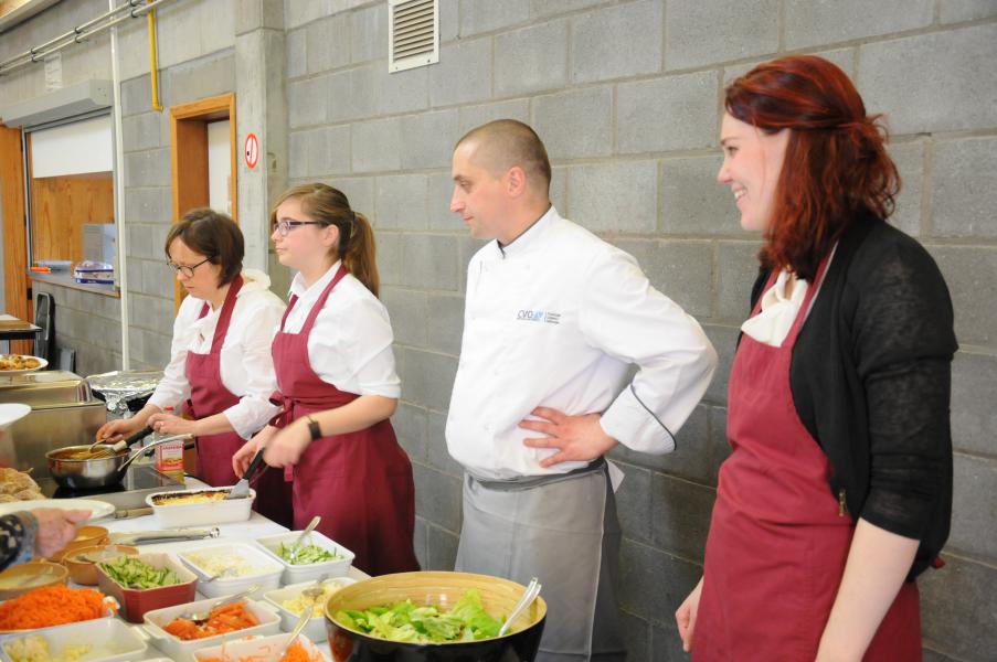 Achter het buffet stond een professioneel team voor de bediening 