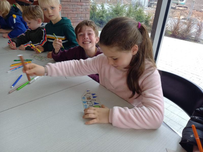 Kinderwoorddienst: In de voetsporen van de Emmaüsgangers - zondag 23 april 2023 - Abdijkerk Ninove © Romina