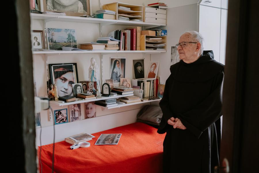 Theresia Van Lisieux, alom tegenwoordig in de kamer van deze broeder karmeliet. © Karmel Vlaanderen