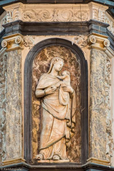 Je vindt niet minder dan 5 beelden van Onze-Lieve-Vrouw in de kathedraal van Doornik. © Diana Nieuwold