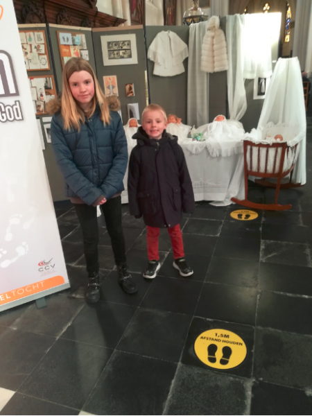 Vormeling Kayla leert over het doopsel in de kerk van SGW 