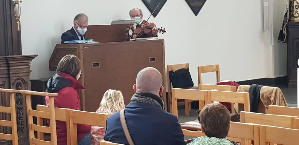 In de kerk van Kemzeke: Marc Van Meerssche op het orgel en Alain Van Eeckhout op de viool 
