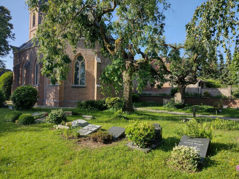 Bezoek het eeuwenoude kerkhof van Korsele met achteraan rechts het graf van dominee Pietersen. © Lien Urmel