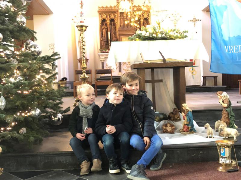 Kinderen aan Kerststal Alt-Hoeselt 