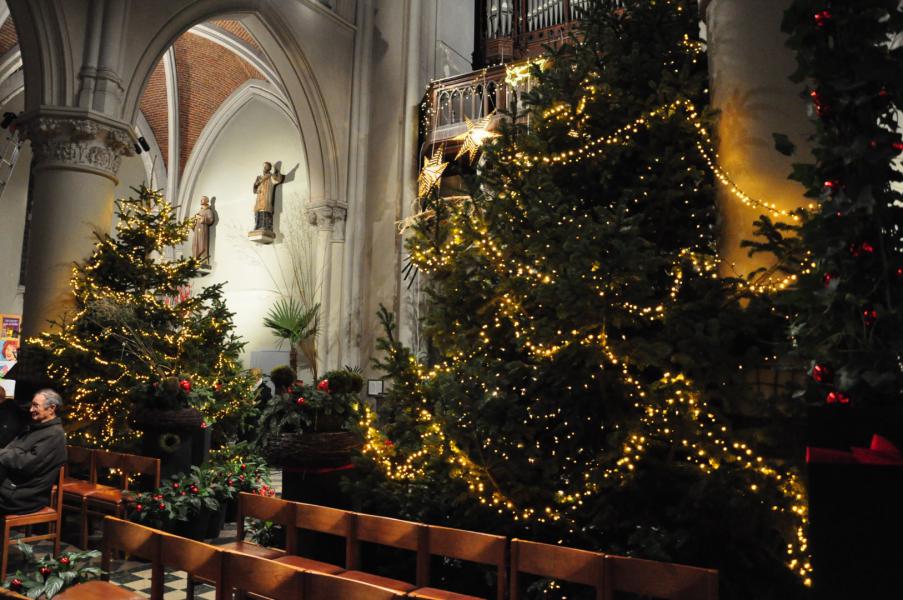 kerk tijdens de Kerstperiode © daniel Duwyn