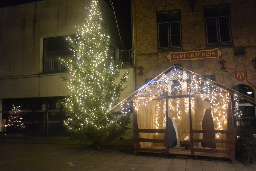 Kerststal buiten op de markt in Vladslo 