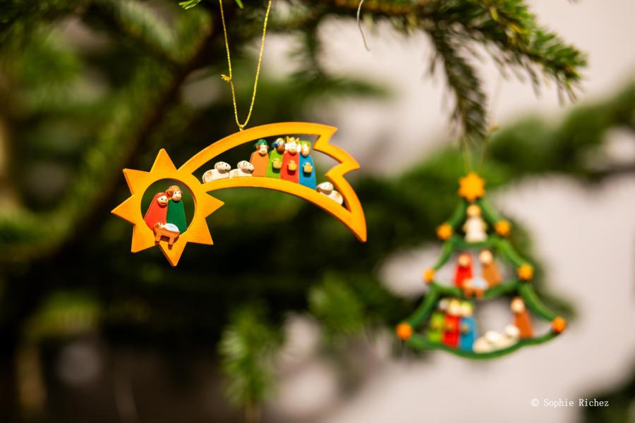 Zelfs in de kerstboom zijn er kerststalletjes te bespeuren! Dit beïnvloedt natuurlijk het tellen... © Sophie Richez