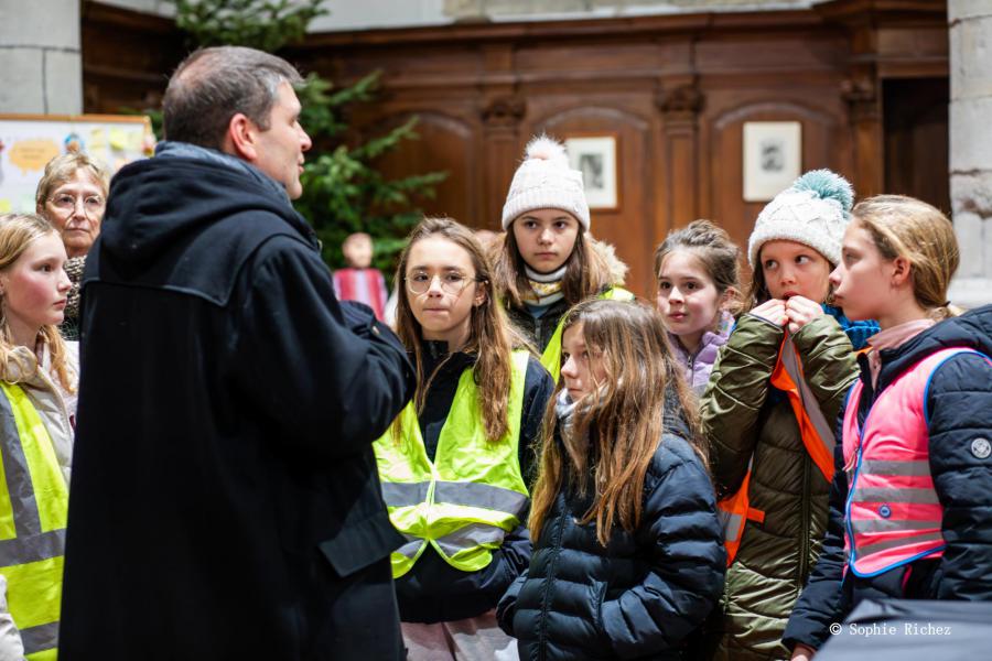 Vormelingen uit groot-Ninove bezochten de tentoonstelling na hun fakkeltocht van 15 december © Sophie Richez