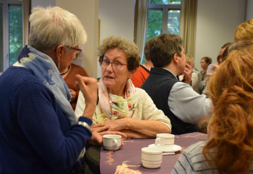 Keuvelen op de Godly Play markt © Hilde Pex