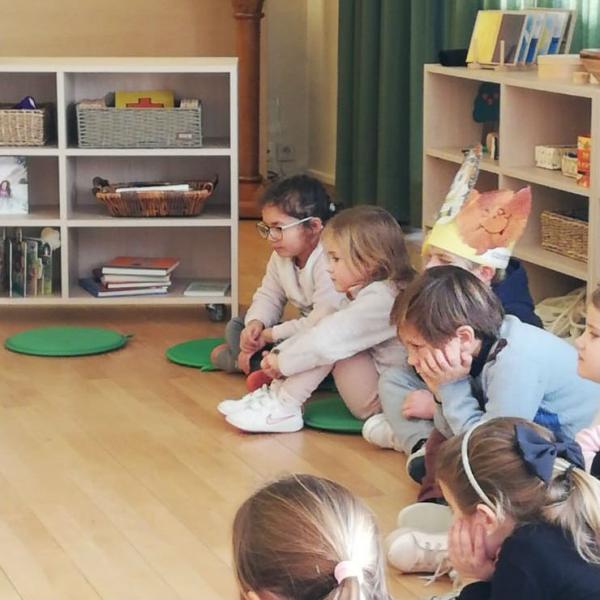 Kinderen luisteren geboeid naar het Godly Play verhaal in de Godly Play ruimte van Internaat Kinderland in Kortrijk © Zuster Hilde Huysentruyt
