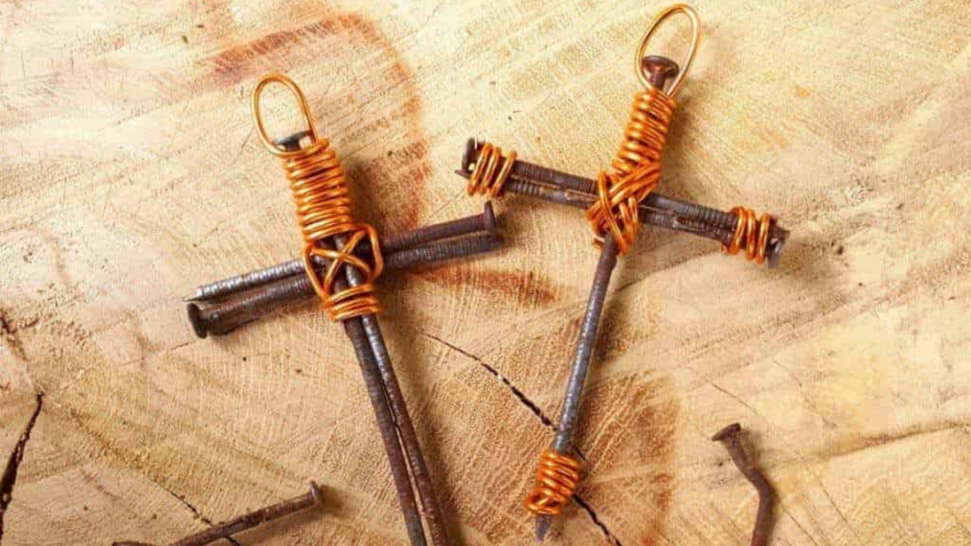 Ga door met het wikkelen van de draad rond de nagels totdat het kruisje stabiel is en de kortere nagels niet meer wiebelen. Knip de draad door en je bent klaar! 