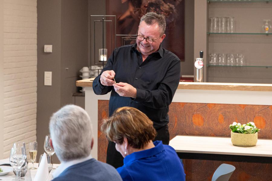 Johan glundert bij het openen van het koningslot  © F.M.