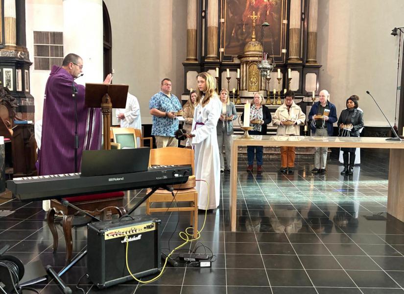 Kruisoplegging voor de kandidaat-vormelingen 2026 © Roel Van Der Linden