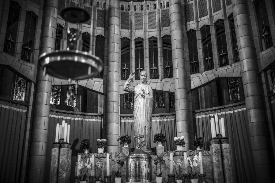 Het Heilig Hartbeeld, op het altaar van het sacramentskoor in de apsis. Het opschrift luidt “Cor meum ibi cunctis diebus”: “Mijn hart zal hier voor altijd aanwezig zijn”. © Leo De Bock