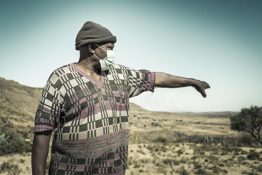 'Vrede, regen, welvaart'. Windturbines in Lesotho © Leo De Bock