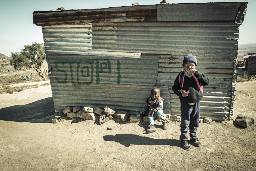 'Vrede, regen, welvaart'. Windturbines in Lesotho © Leo De Bock