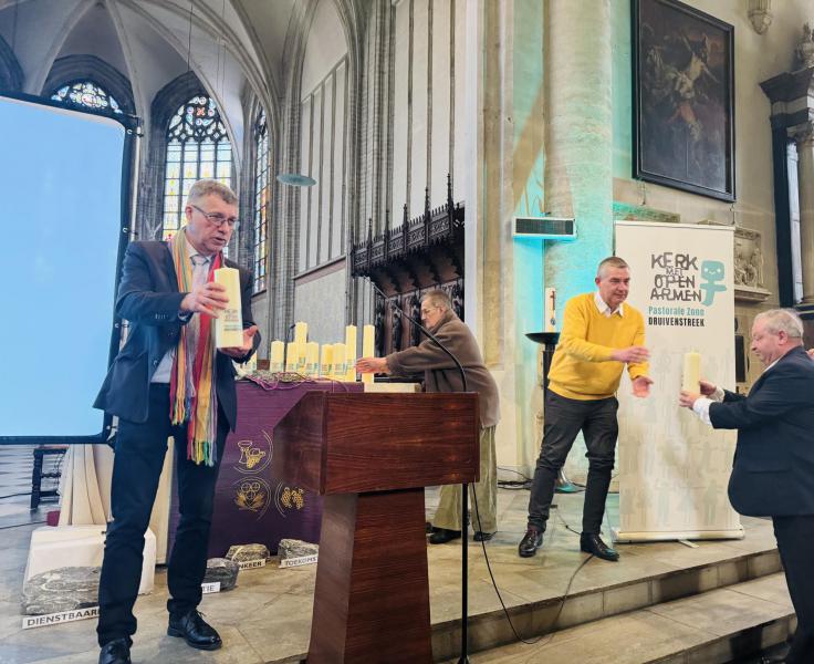 Uitdelen van de kaarsen 