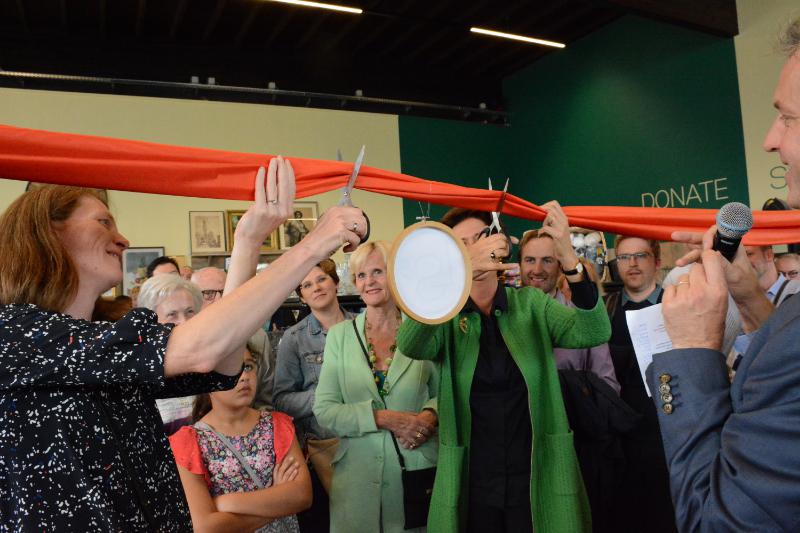 Bij een feestelijke opening hoort het doorknippen van het lint © Sant'Egidio