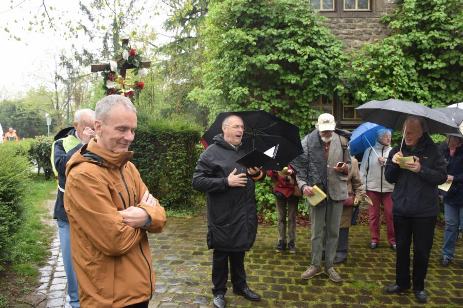 Pastor Benno leidt de bedevaart in met een gebed. © Jan De Broeck
