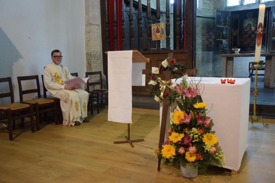 Pastor Gino ging voor in de eucharistie in de kapel van Lenneke Mare.  © Jan De Broeck