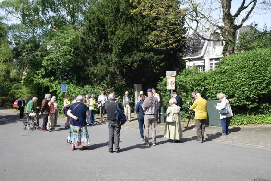 Stilstaan om te bidden bij een statie. © Jan De Broeck