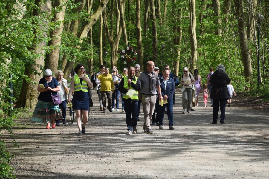De bedevaart: ook een wandeling door het groen in Sint-Lambrechts-Woluwe. © Jan De Broeck