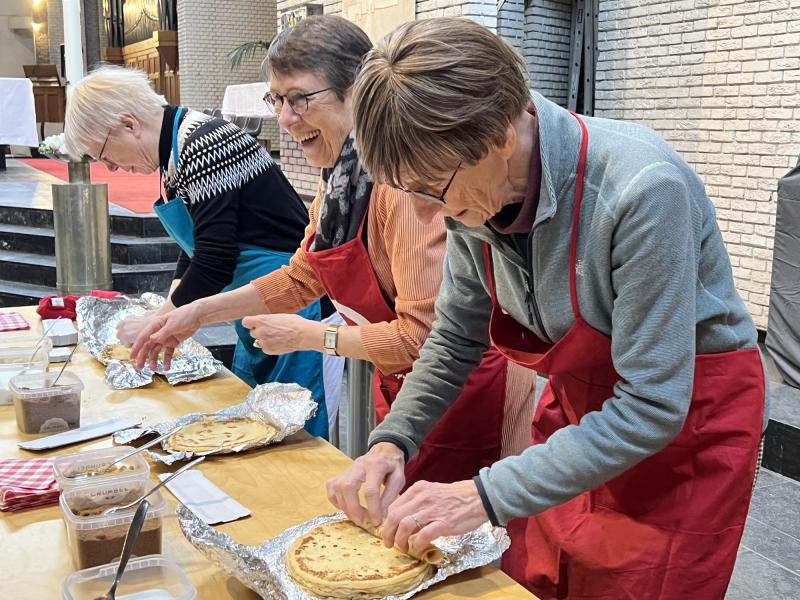De sympathieke en goedlachse dames Mieke, Myriam en Marie Christine zorgden ervoor dat iedereen kon genieten van een lekkere pannenkoek, 1 februari 2026  © Dirk Bellens