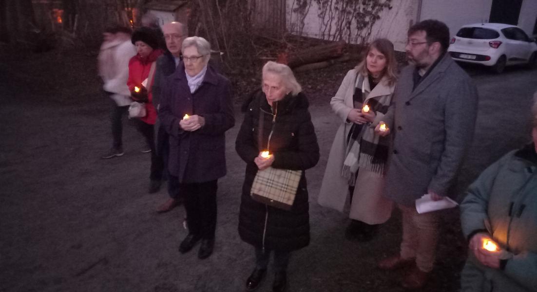 Een paar mensen trotseerden de kou om met hun brandende kaars tweemaal rond de kapel te gaan © PZ Oase Oud-Heverlee