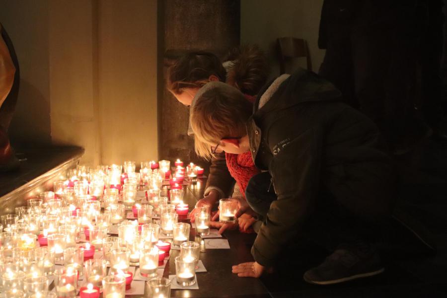 Duizenden mensen grepen de kans om een kaarsje te branden in de Sint-Quintinuskathedraal. © Jente Vandewijer