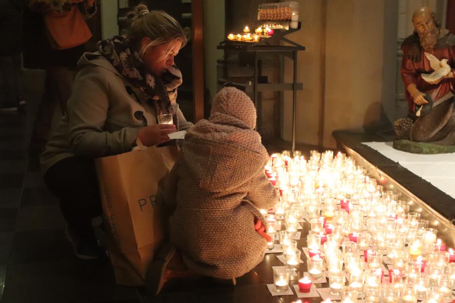 Duizenden mensen grepen de kans een kaarsje te branden tijdens 'Light a Candle'. © Jente Vandewijer