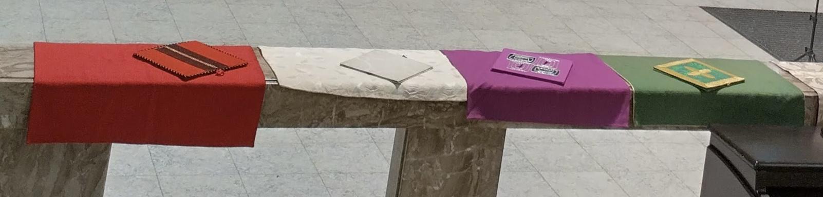 Rood, wit, paars en groen zijn de liturgische kleuren: bij elk moment in het kerkelijk jaar wordt een specifieke kleur gebruikt. © Kristin Huybrechts