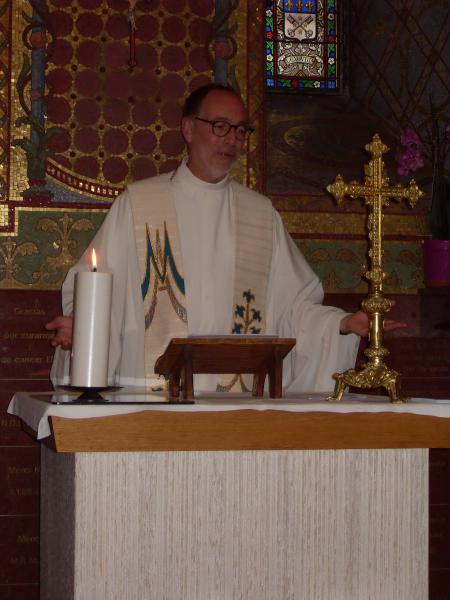 Jan gaat voor in een eucharistieviering 