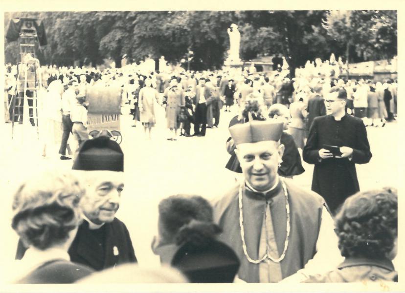 Een Lourdesbedevaart in 1953 met mgr. De Smedt 