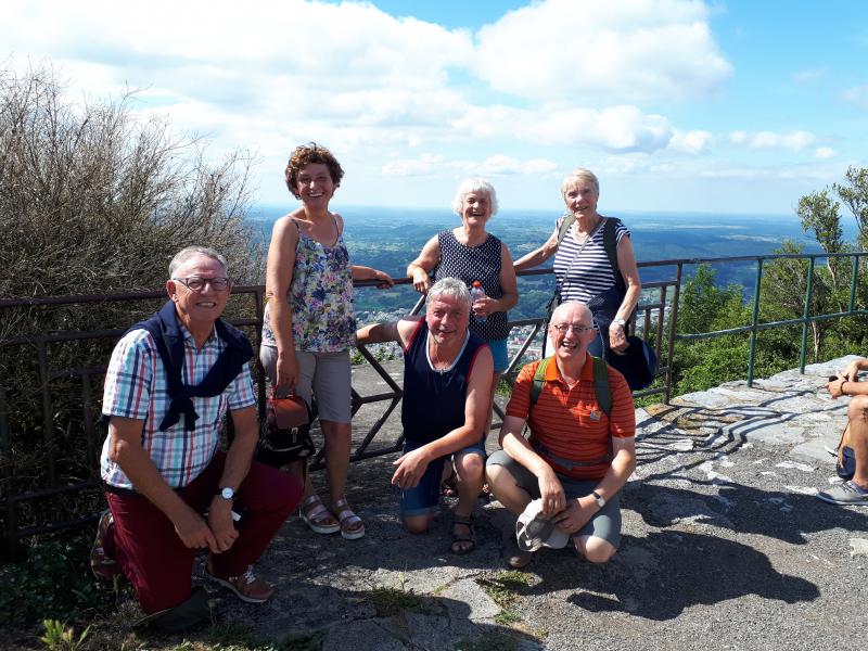 Enkele van de groep op wandel de bergen in. 