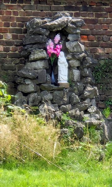 Lourdesgrot voor thuisblijvers © Dirk Adams
