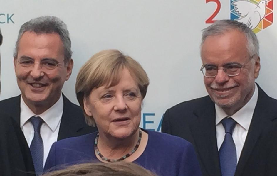 Bondskanselier Angela Merkel tussen Andrea Riccardi (rechts) en voorzitter Marco Impagliazzo (links) van Sant'Egidio © Sant'Egidio 